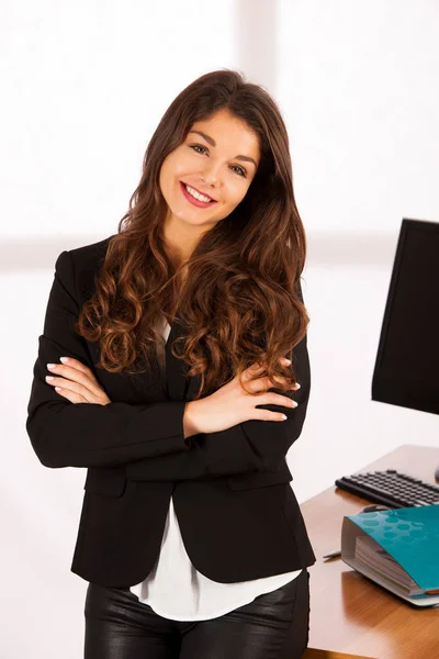 Unternehmensporträt Einer Schönen Selbstbewussten Geschäftsfrau Vor Weißem Hintergrund — Stockfoto
