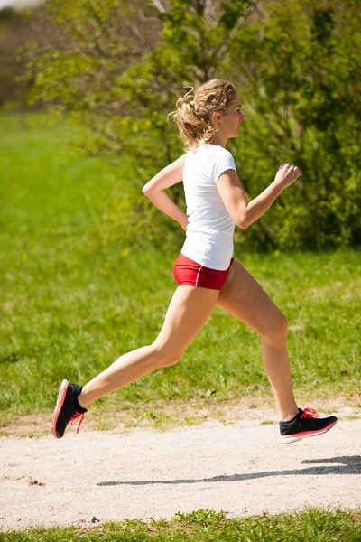 Donna Corridore Corre Allenamento Primavera — Foto Stock