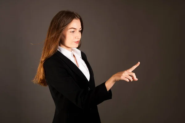 Attraktive Junge Geschäftsfrau Drückt Virtuelle Taste Über Grauem Hintergrund — Stockfoto