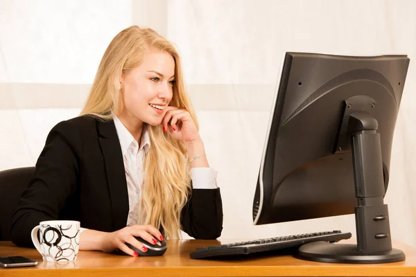 Hermosa Joven Rubia Trabajando Computadora Oficina —  Fotos de Stock