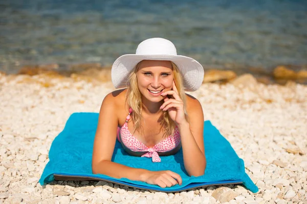 Junge Frau Entspannt Sich Strand Einem Sonnigen Sommermorgen — Stockfoto