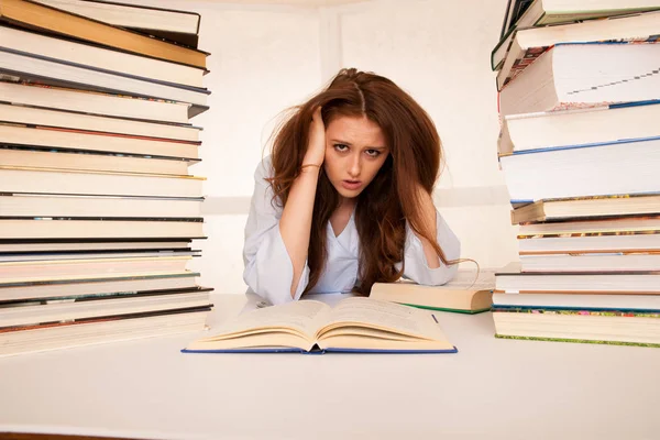 Çekici Genç Kadın Öğrenci Undre Stres Studiing Exames Için Süre — Stok fotoğraf