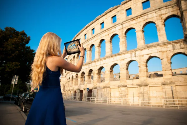 Güzel Genç Kadın Turist Çekim Pula Hırvatistan Roma Arena — Stok fotoğraf