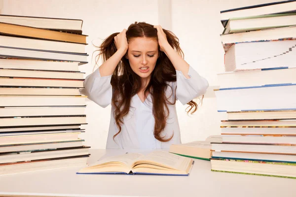 Aantrekkelijke Jonge Vrouw Student Undre Stress Terwijl Studiing Voor Exames — Stockfoto