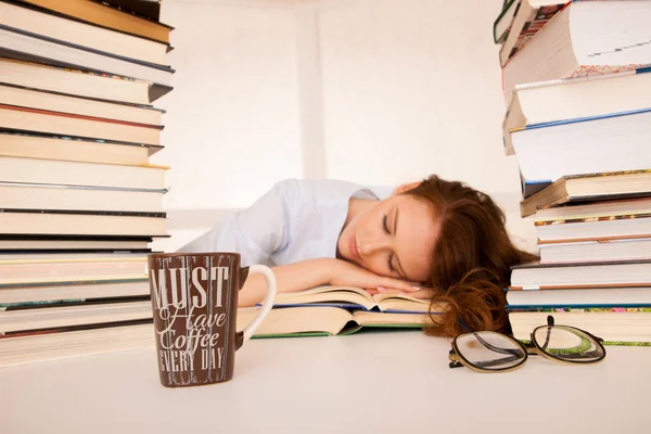 Vonzó Gyönyörű Fáradt Diák Alszik Halom Könyvet Egy Bögre Kávét — Stock Fotó
