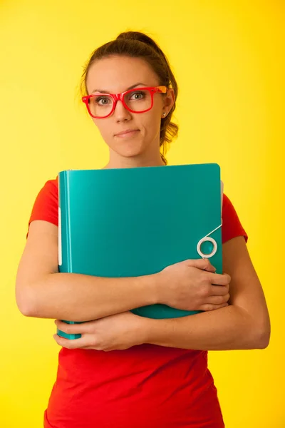 Giovane Geek Donna Shirt Rossa Vibrante Sfondo Giallo Sotto Stress — Foto Stock