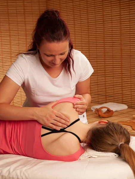 Fysio Therapie Therapeut Bezig Met Patiënt Benen Ter Bevordering Van — Stockfoto