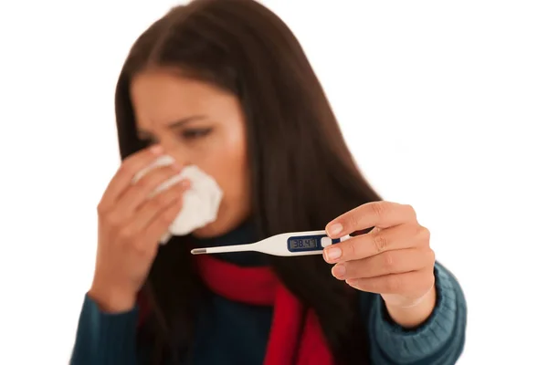 Mujer Enferma Tiene Fiebre Comprobando Temperatura Corporal Con Termómetro Aislado —  Fotos de Stock