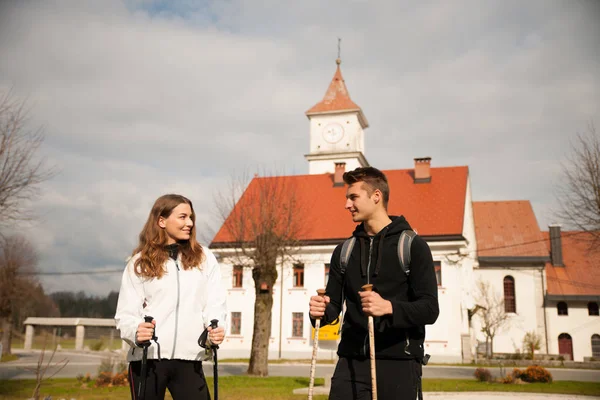 Jeune Couple Hikino Par Après Midi Automne Chaud Dans Nature — Photo