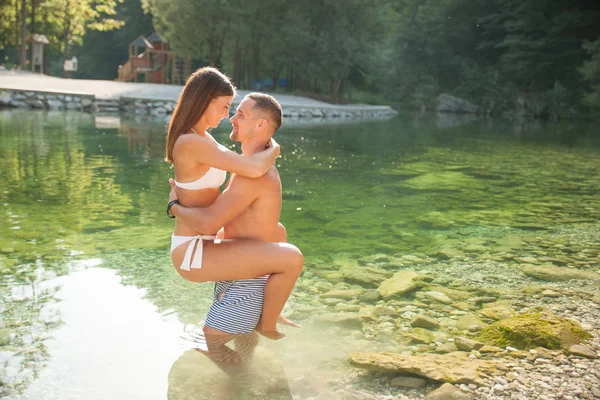 アクティブな若いカップルで夏の暑い日立って川を低温と水中歩行 — ストック写真