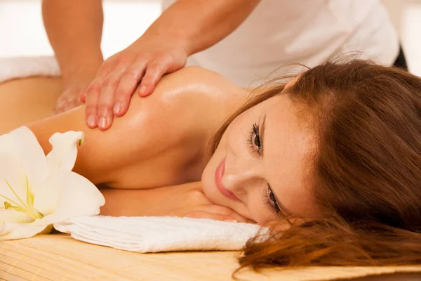 Cuidado Com Corpo Tratamento Massagem Corporal Spa Mulher Fazendo Massagem — Fotografia de Stock