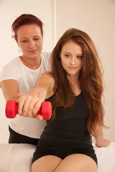 Fisioterapia Mujer Joven Haciendo Ejercicios Del Brazo Con Terapeuta Para — Foto de Stock