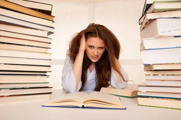 Aantrekkelijke Jonge Vrouw Student Undre Stress Terwijl Studiing Voor Exames — Stockfoto