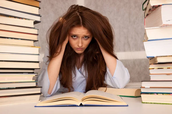 Aantrekkelijke Jonge Vrouw Student Undre Stress Terwijl Studiing Voor Exames — Stockfoto