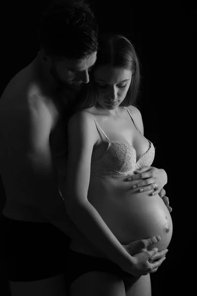 Kobieta Ciąży Jej Mężczyzna Studio Fotografia Czarne Białe — Zdjęcie stockowe