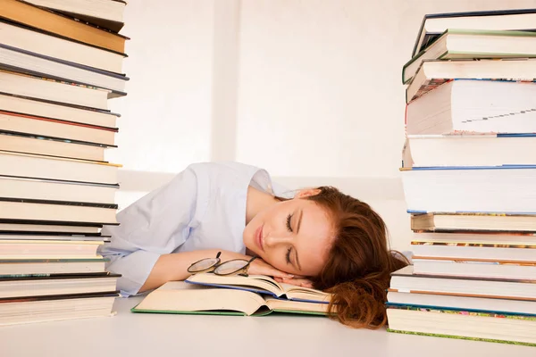 Vonzó Gyönyörű Fáradt Diák Alszik Halom Könyvet — Stock Fotó