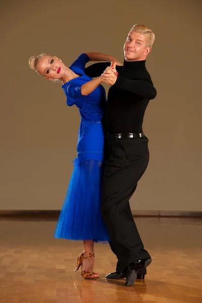 Pareja Baile Latino Acción Preformando Baile Exhibición Samba Salvaje —  Fotos de Stock