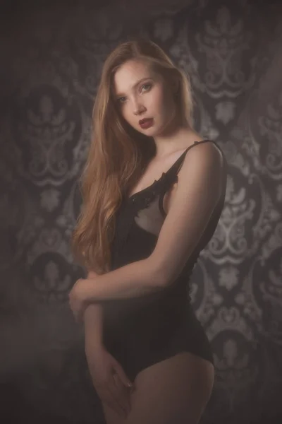 在黑暗的时尚背景下 一个美丽的年轻女士的闺房摄影在黑色的身体 — 图库照片