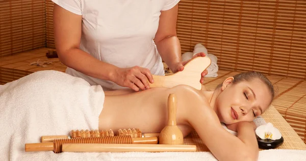 Krásná Mladá Žena Maderotherapy Masáž Salonu Spa Wellness — Stock fotografie