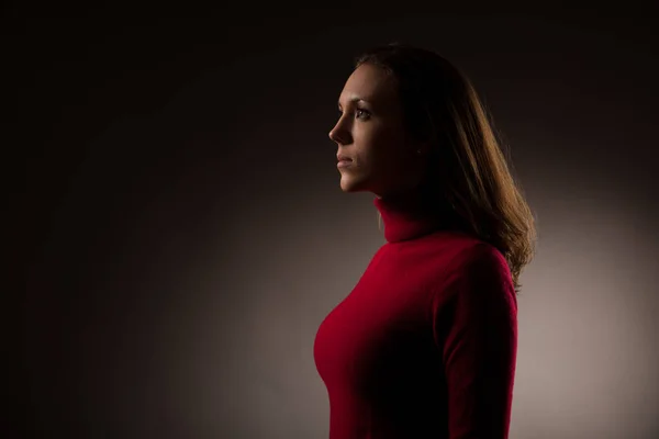 빨간색 Kneeted 스웨터에 여자의 크리에이 초상화 — 스톡 사진