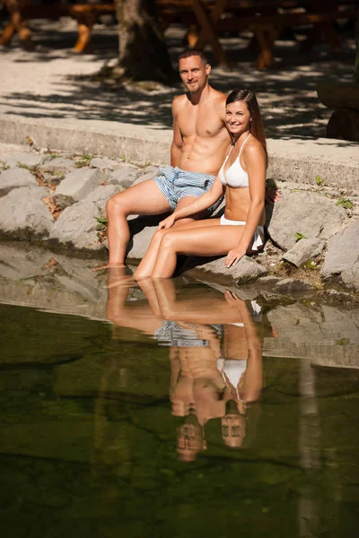 暑い夏の日に川の土手にかかっているアクティブなカップル — ストック写真