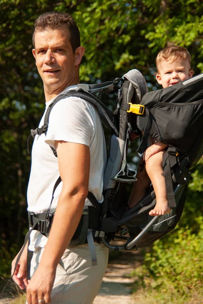 Pai Uma Caminhada Com Kik Mochila Transportadora Infantil — Fotografia de Stock