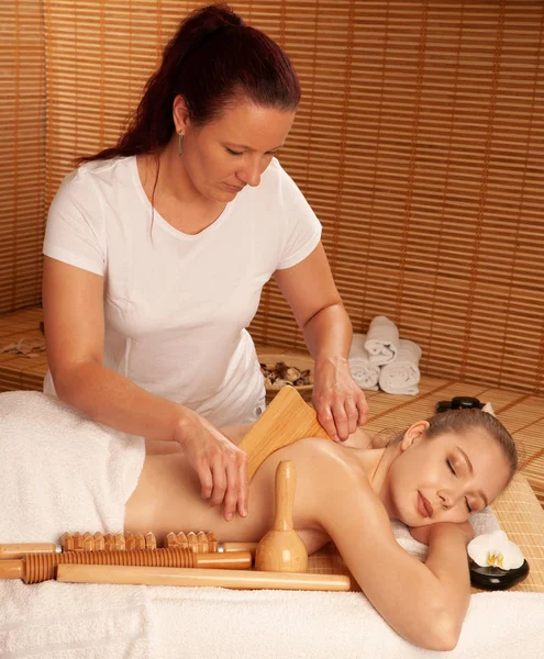 Mooie Jonge Vrouw Met Een Maderotherapy Massage Behandeling Wellness Kapsalon — Stockfoto