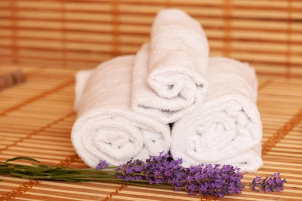 Weiße Handtücher Und Massagesteine Wellness Salon Vor Dunklem Und Hellem — Stockfoto