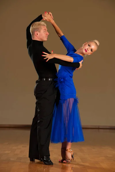 Latino Dança Casal Ação Preformando Uma Dança Exposição Samba Selvagem — Fotografia de Stock