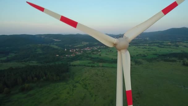 Windturbine Hernieuwbare Surce Van Elektriciteit West Slovenië Europa Bij Zonsondergang — Stockvideo