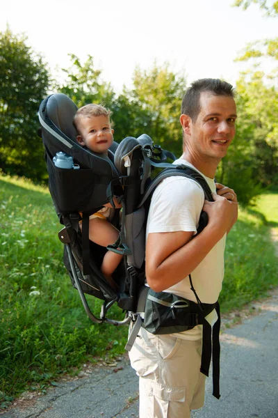 Father Walk Kik Child Carrier Backpack — Stock Photo, Image