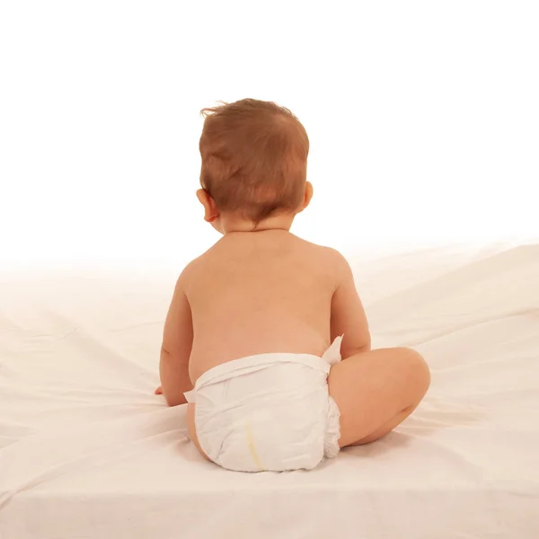 Abgewiesenes Baby Spielt Auf Bett Isoliert Vor Weißem Hintergrund — Stockfoto