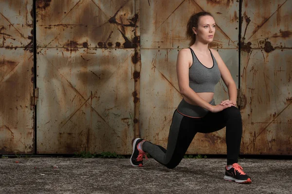 Beautiful Young Woman Workout Doing Lunge Step Inear Rusty Door — Stock Photo, Image