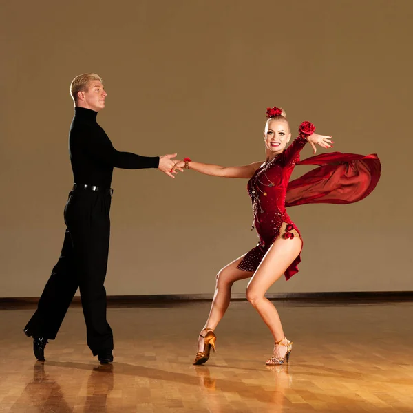 拉丁舞情侣在行动预展示舞蹈 狂放的桑巴 — 图库照片