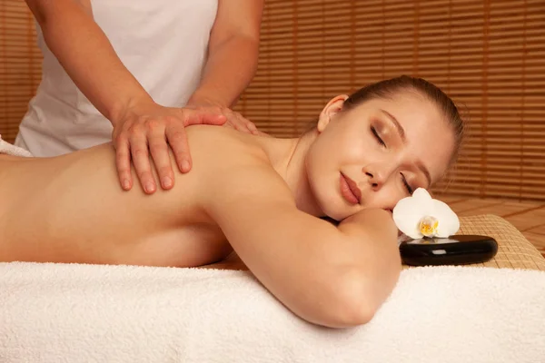 Mooie Jonge Vrouw Met Een Massage Spa Salon Wellness — Stockfoto