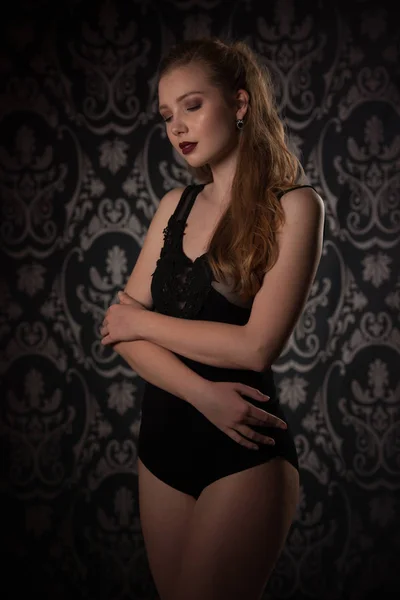 Boudoir Photographie Une Belle Jeune Femme Corps Noir Sur Fond — Photo