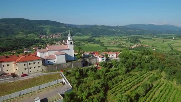 古代の村 Vipava の空中映像クロス クロス教会のサンタと Vipava 渓谷の上 — ストック動画