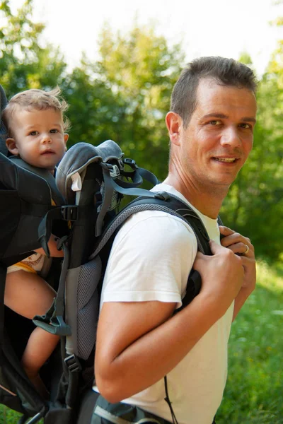 Father Walk Kik Child Carrier Backpack — Stock Photo, Image