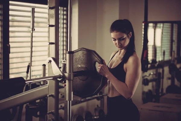 Mujer Añadiendo Peso Bar Mientras Ejercita Gimnasio Fitness — Foto de Stock