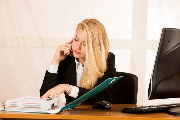 Beautiful Business Woman Talks Smart Phone Her Office Desk — Stock Photo, Image