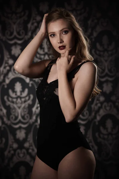 Boudoir Fotografía Una Hermosa Joven Cuerpo Negro Sobre Fondo Oscuro — Foto de Stock