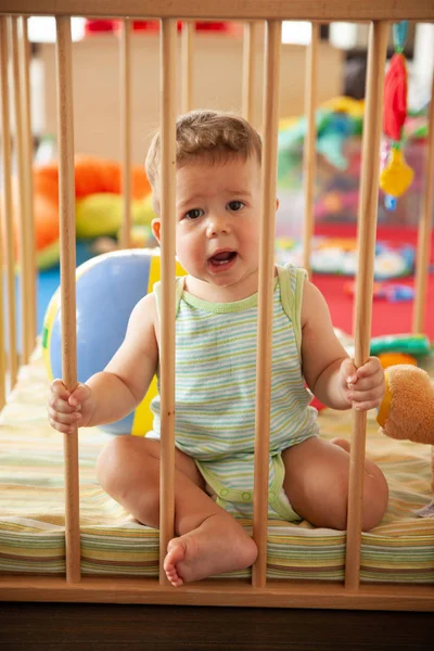 Niedliches Lächelndes Baby Das Durch Die Holzstäbe Seiner Krippe Oder — Stockfoto