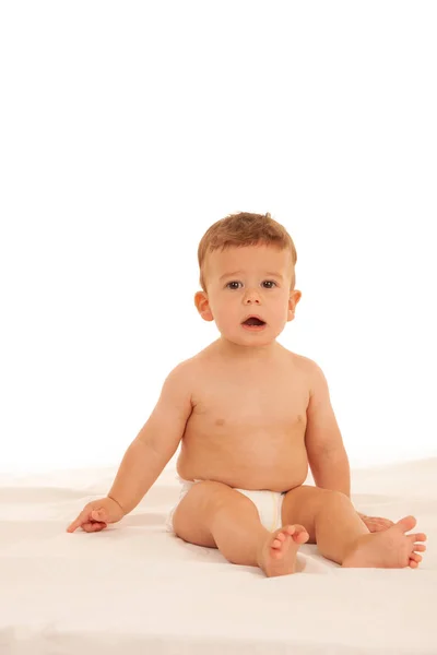 Hapy Bebê Menino Jogar Cama Isolado Sobre Branco — Fotografia de Stock