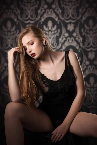 在黑暗的时尚背景下 一个美丽的年轻女士的闺房摄影在黑色的身体 — 图库照片