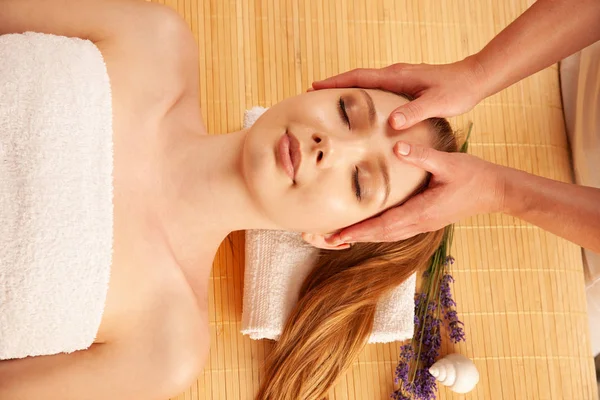 Bella Giovane Donna Che Massaggio Viso Nel Salone Spa Wellness — Foto Stock