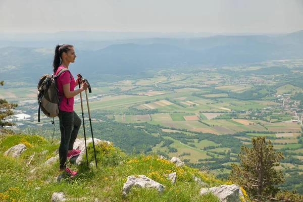 Πεζοπόρος Νεαρή Γυναίκα Στέκεται Στην Κορυφή Του Βουνού Πάνω Από — Φωτογραφία Αρχείου