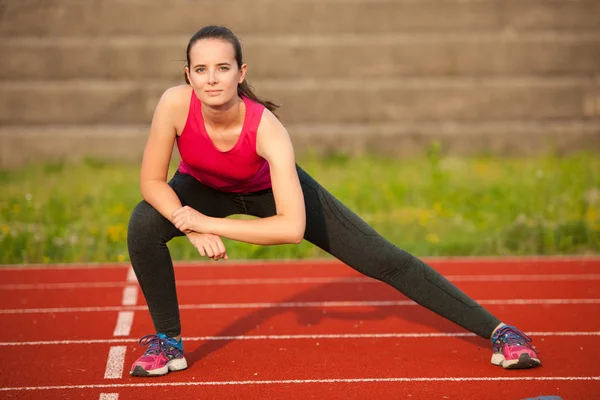 Schöne Junge Frau Macht Longe Schritt Auf Der Leichtathletik Bahn — Stockfoto