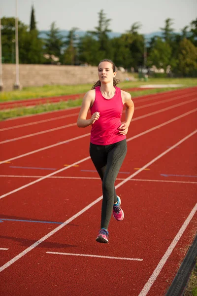 Hermosa Joven Corredora Correr Una Pista Principios Verano Por Tarde —  Fotos de Stock