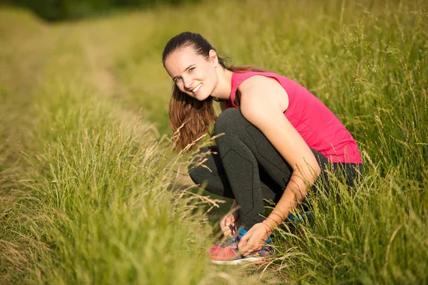 Mooie Jonge Vrouw Runner Stropdas Veters Voor Run Workout — Stockfoto