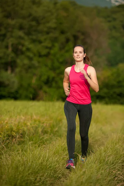 Bella Giovane Donna Allenamento All Aperto Corre Attraverso Prato All — Foto Stock